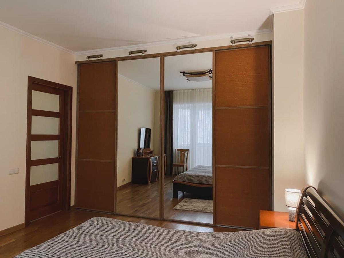 Family Apartment Near The University Chernivtsi Exterior photo