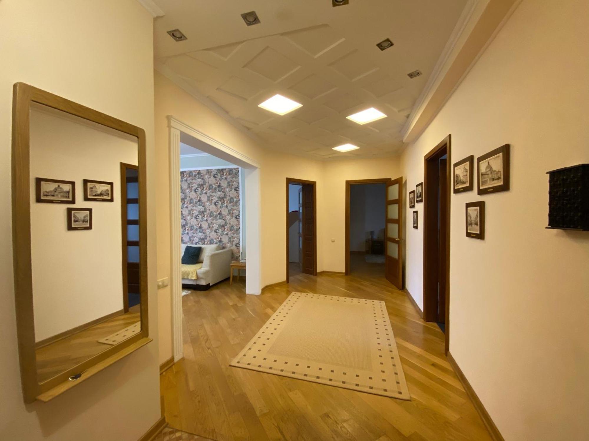 Family Apartment Near The University Chernivtsi Exterior photo